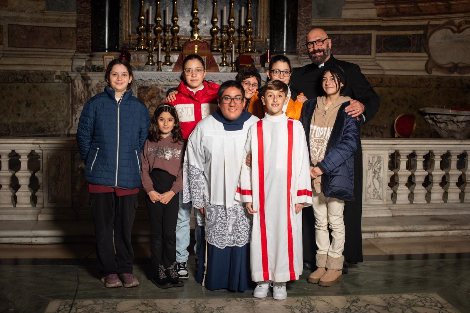 Ragazzi e ministranti dopo la celebrazione in chiesa