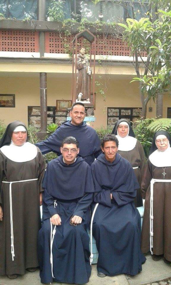 Frati e religiose davanti all'immagine di San Francesco