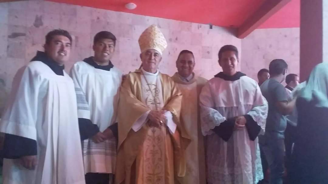 Frati con il vescovo al termine della santa Messa