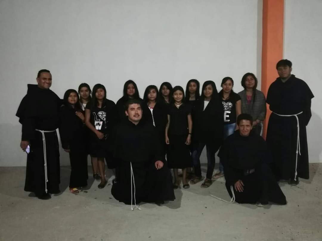 Frati con un gruppo di giovani della pastorale