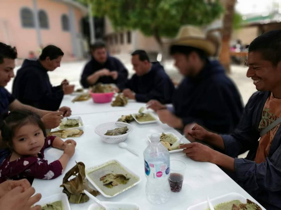 Pasto condiviso con la gente durante una missione