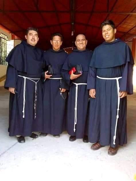 Quattro frati con l'abito religioso della fraternità