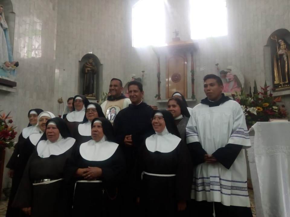 Celebrazione parrocchiale con religiose e ministranti