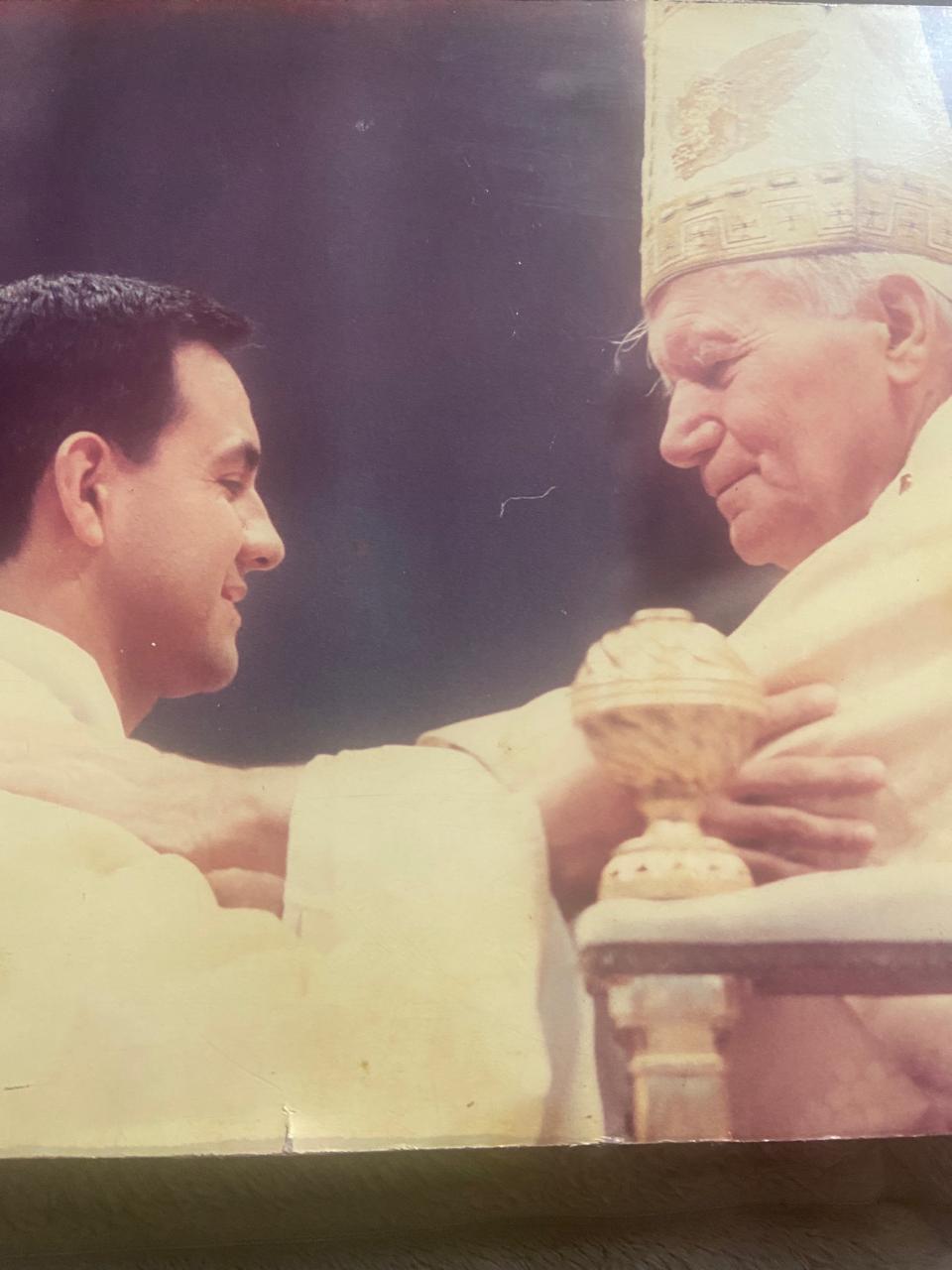 Un frate accanto al Santo Padre durante una celebrazione