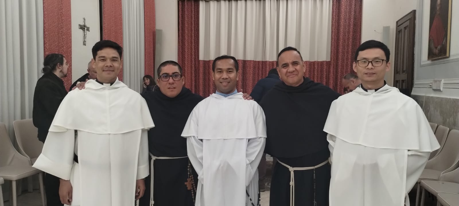 Frati e religiosi dopo una celebrazione fraterna