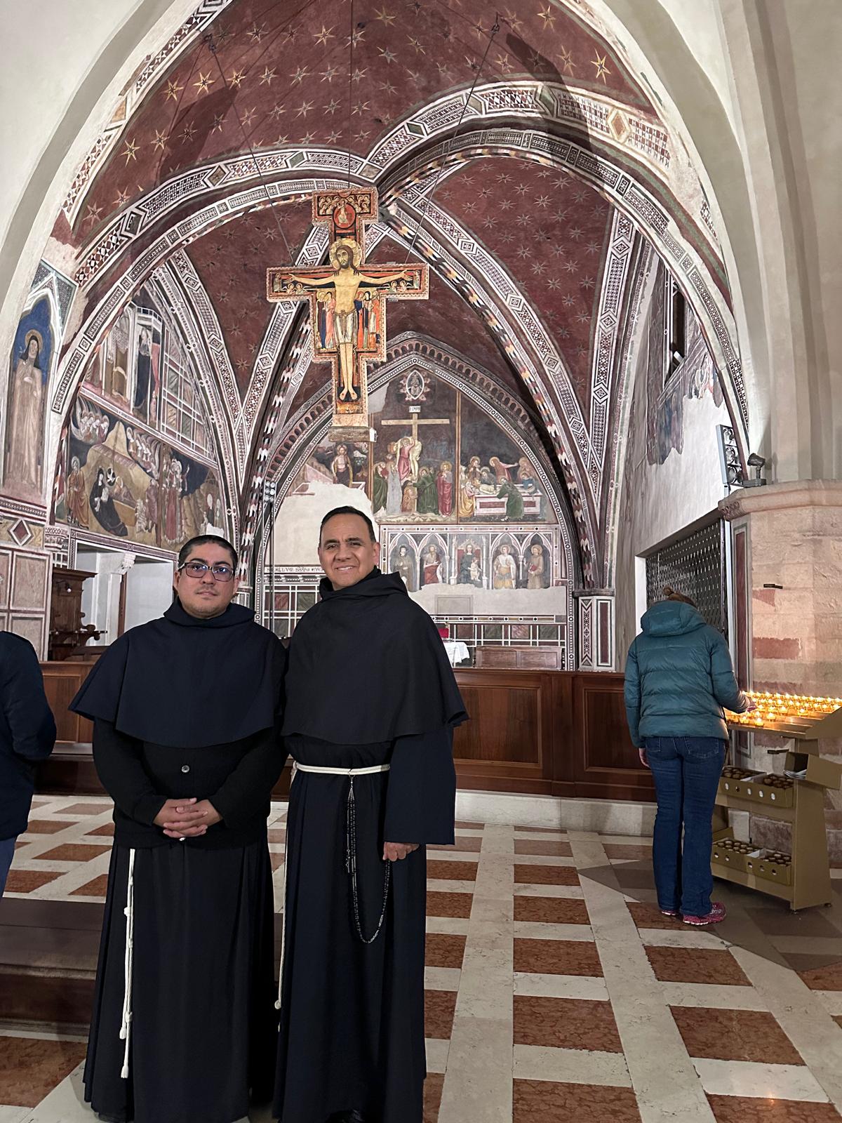Frati davanti al Crocifisso di San Damiano ad Assisi