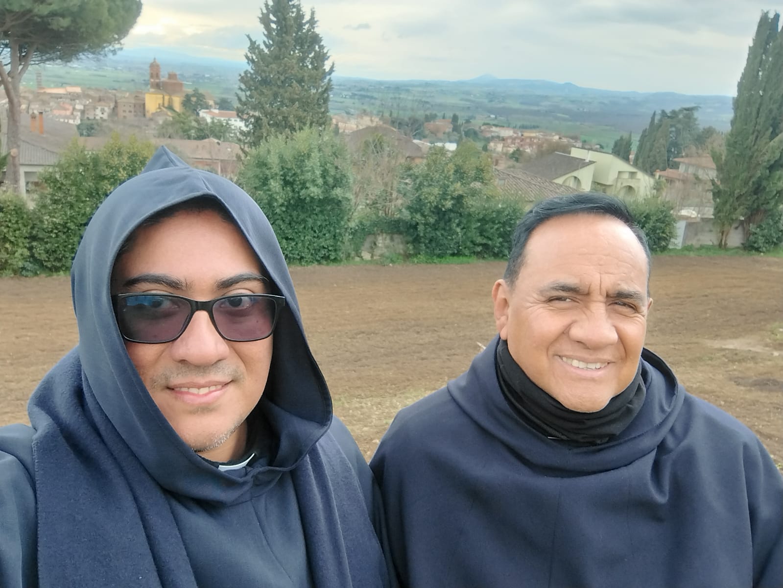 Due frati sulle colline nei pressi di Roma