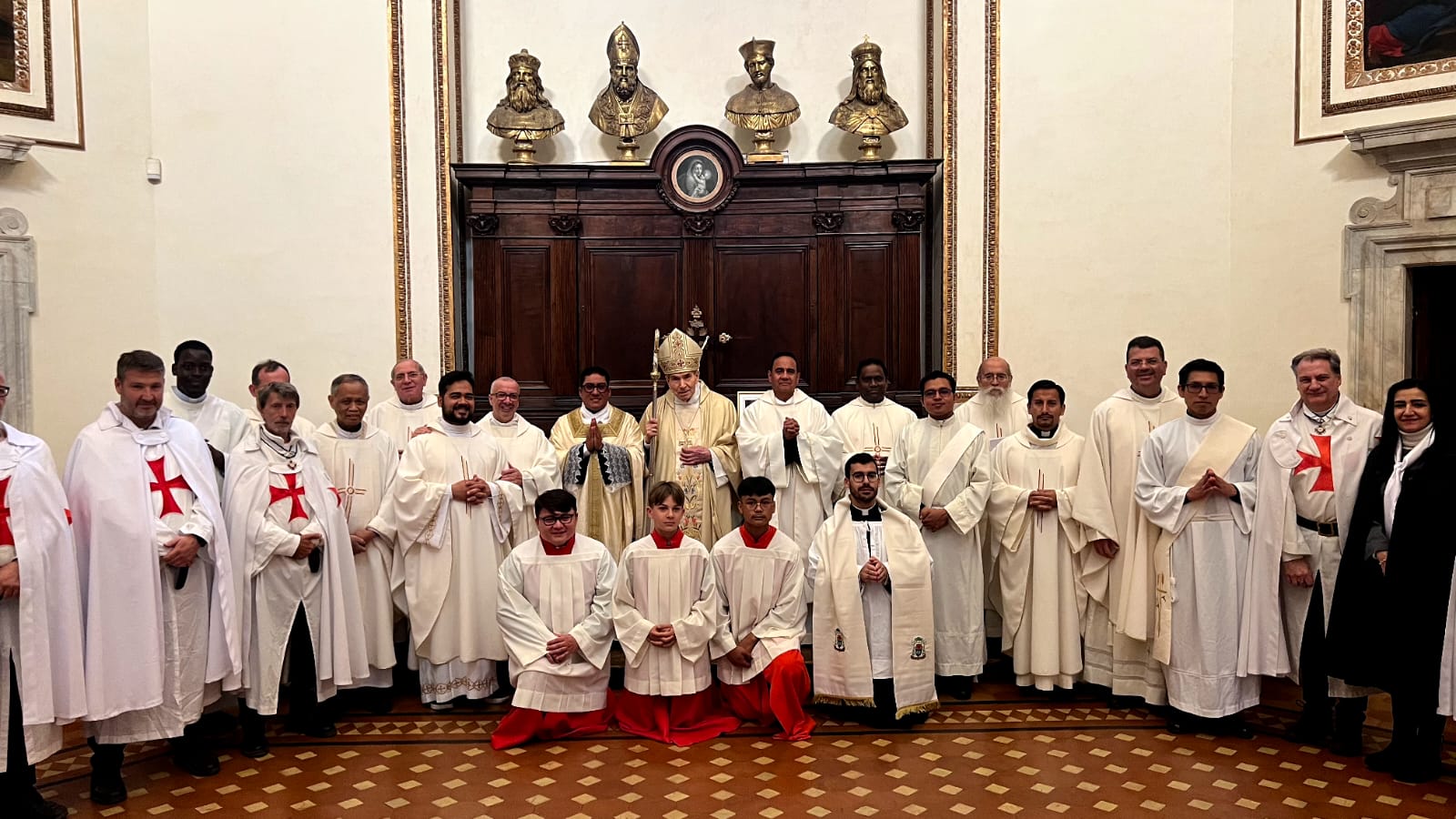 Foto di gruppo dopo una solenne celebrazione